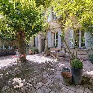  Hébergement de vacances Maison Xixe Et Jardin En Intramuros